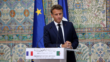 Algieria drażni prezydenta Francji napisem po angielsku