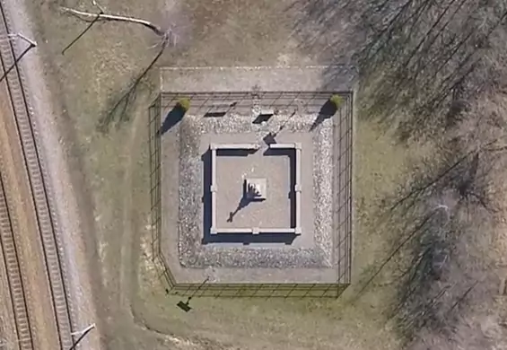 Najbardziej zagadkowy warszawski cmentarz nakręcony dronem. Zobacz jego tajemnice