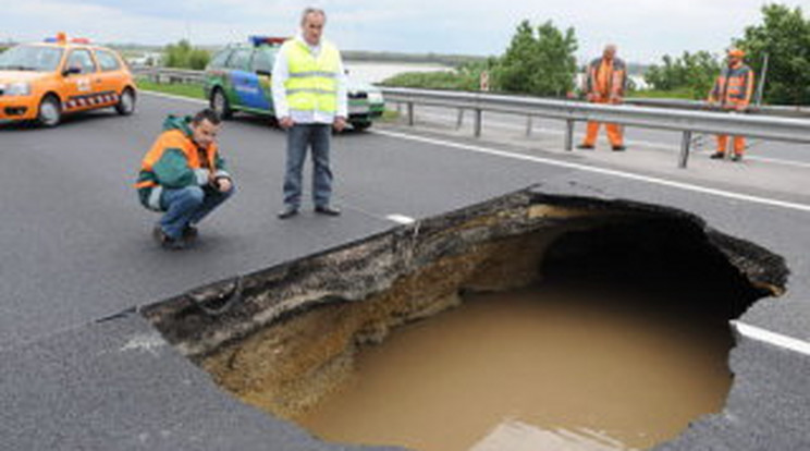 Árvíz miatt lezárták az M1-es autópályát