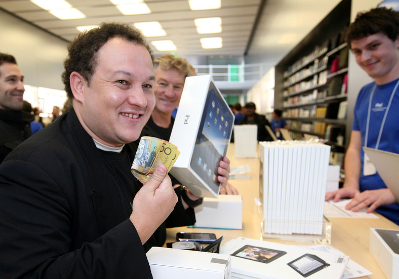 Jeden z klientów sklepu Bondi Junction w Sydney kupuje iPada