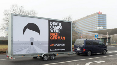 Billboard "Death Camps Were Nazi German" pod siedzibą BBC w Londynie