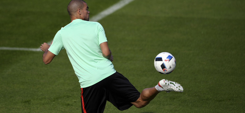 Euro 2016: portugalski obrońca Pepe wrócił do treningów z drużyną