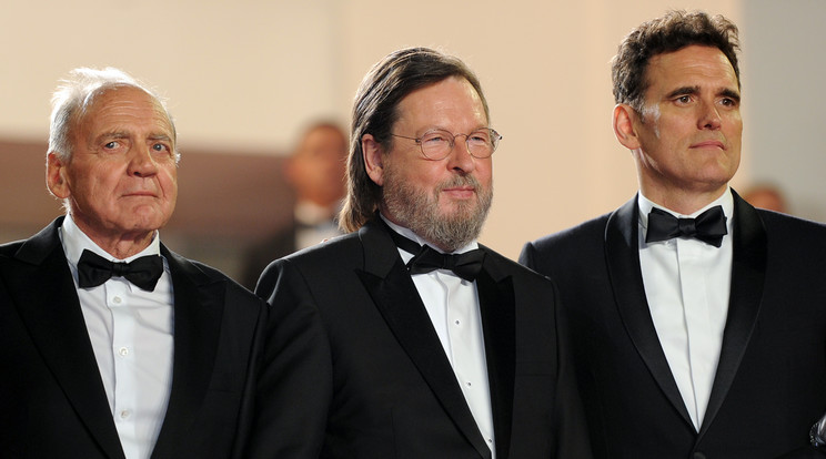 Lars von Trier (középen) Bruno Ganz és Matt Dillon társaságában /Fotó: AFP