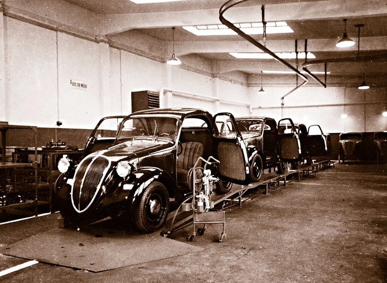 Linia montażowa Fiata Topolino. Samochód powstawał w Polsce pod koniec lat 30. Do napędu pojazdu służył 13-konny silnik. Topolino nie były tak popularne, jak model 508. 
Wybuch drugiej wojny światowej 
uniemożliwił dalszy montaż pojazdów.