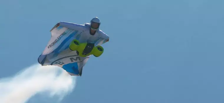 Pobito rekord prędkości lotu w elektrycznym wingsuicie. Zobacz nagranie z wyczynu Petera Salzmanna