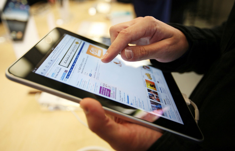 Klient testuje iPada w sklepie w Sydney