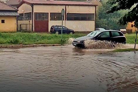 Poplavljene mnoge ulice u Loznici