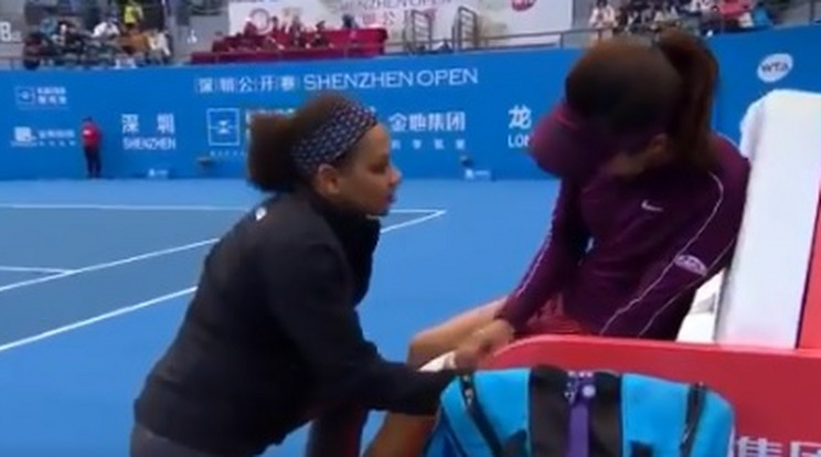 Zokogva rogyott le a székre a 17 éves kínai teniszező