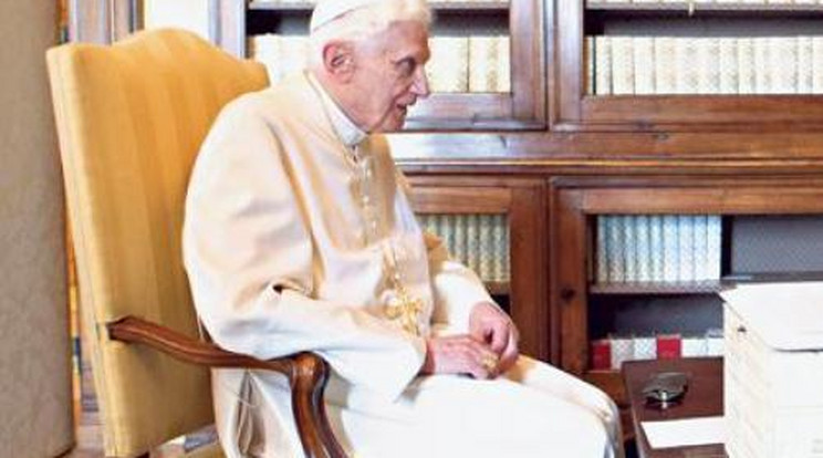 Elismerte a Vatikán: Ratzinger haldoklik