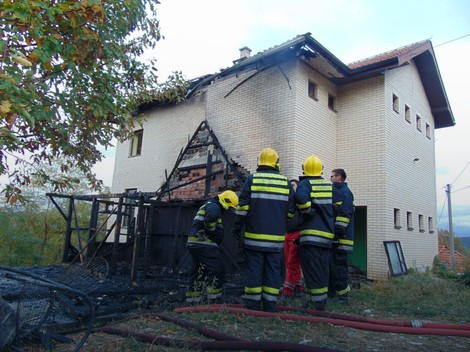 Vatra izbila u podruju u kome je živeo beskućnik, pa se prenela na dvospratnu kuću