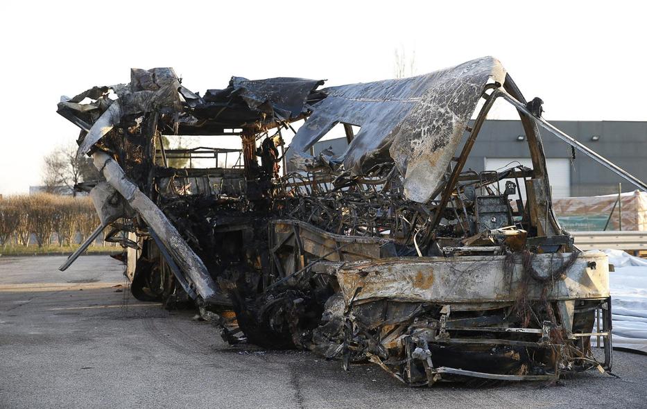 A veronai buszbalesetben kiégett busz /Fotó: MTI