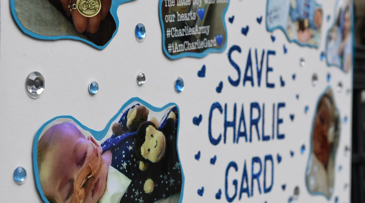 Egy világ gyászolja Charliet /Fotó: AFP