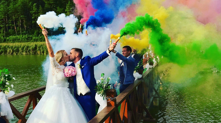 Tina és Gábor nem féltette a szép esküvői ruhát, bátran
eregették a színes
füstöt