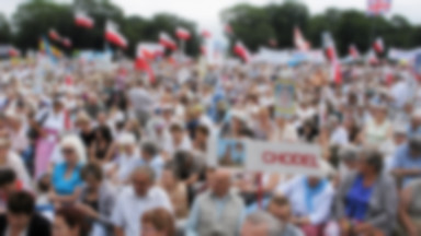 Wielki marsz zwolenników TV Trwam. 100 tysięcy osób na ulicach Warszawy
