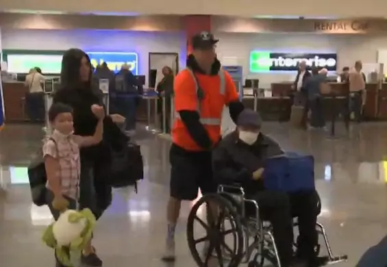Prostackie zachowanie pasażerów samolotu: klaskali, gdy personel wyprosił rodzinę z alergikiem