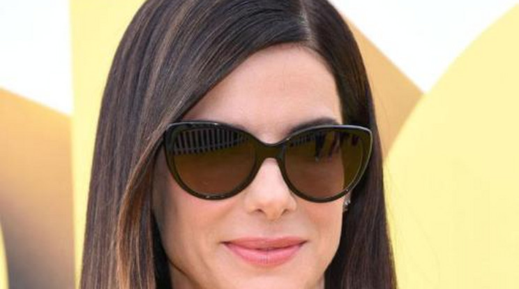 Fotóssal jár Sandra Bullock