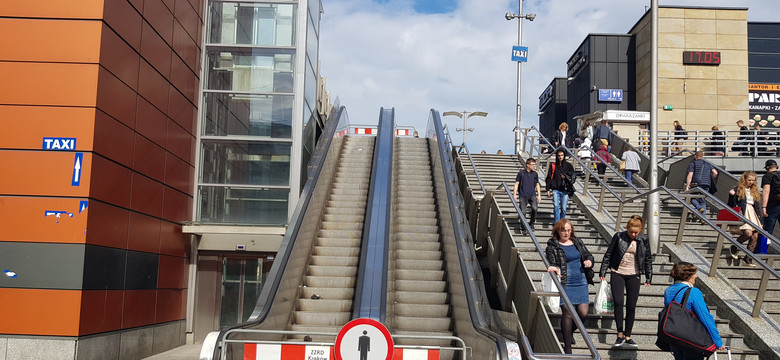 Słynne ruchome schody przy dworcu nie działają od prawie 1300 dni. Krakowscy urzędnicy tylko wzruszają ramionami