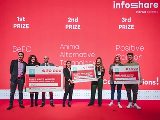 Nagrody dla laureatów Infoshare Startup Contest wręczyli prezydent Gdańska Aleksandra Dulkiewicz oraz Grzegorz Borowski, prezes Infoshare