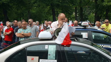 Poznańscy taksówkarze na otwartej wojnie z przewoźnikami. Zamawiają przejazd, a później wzywają policję