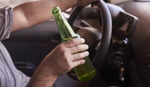 Kierowca cuchnął alkoholem, ale uniknie kary. Cierpi na rzadką chorobę