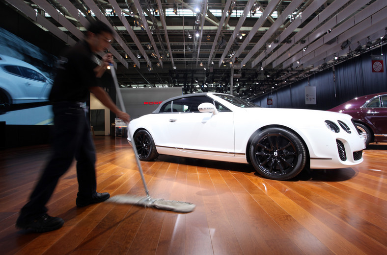 Paris Motor Show - od 2 października będzie można oglądać samochody najlepszych marek – Bentley Continental Supersports Convertible.  Fot: Chris Ratcliffe/Bloomberg