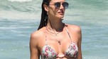 Alessandra Ambrosio w bikini na plaży w Brazylii