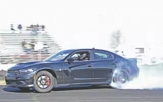 717 KM robi dym! Dodge Charger SRT Hellcat