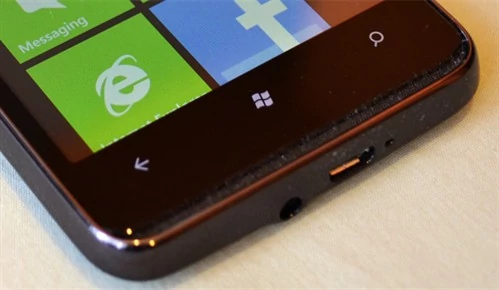 Dotykowe przyciski funkcyjne dla Windows Phone 7. Poniżej gniazdo microUSB, mikrofon i wejście słuchawkowe