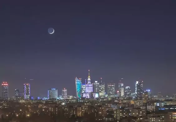Niecodzienny zachód księżyca w towarzystwie Merkurego i Wenus. Zobacz niezwykłe nagranie z Warszawy