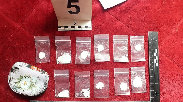 Lecsaptak a zsaruk a püspökladányi drognagyira, akinél a képen látható, kábítószergyanús anyagot találtak /Fotó: Police.hu