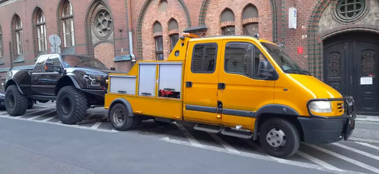 Straż miejska trzy godziny odholowywała to auto. Dwie lawety się poddały