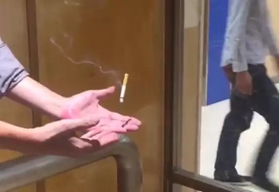 Magik i jego lewitujący papieros. Zadziwiająca sztuczka nagrana w jednej z palarni