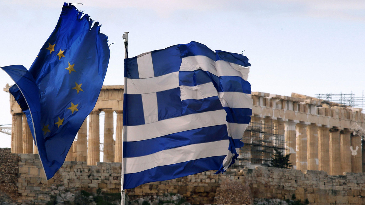 Parlament grecki zaaprobował w poniedziałek po północy, czasu miejscowego, program oszczędnościowy warunkujący uzyskanie kolejnej transzy pomocy Unii Europejskiej, Europejskiego Banku Centralnego (ECB) i Międzynarodowego Funduszu Walutowego (MFW). Głosowanie odbyło się po gwałtownych demonstracjach protestacyjnych i starciach z policją na ulicach Aten.