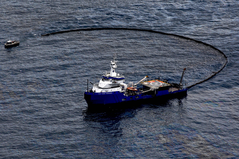 Statki wyłapujące ropę z wycieku Deepwater Horizon. Fot. Bloomberg