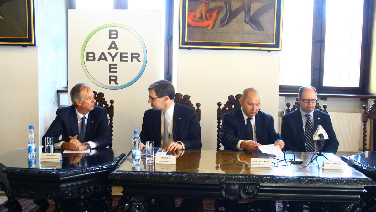 Bayer, międzynarodowa firma znana przede wszystkim ze słynnej aspiryny, otworzy w Gdańsku Centrum Finansowo-Księgowe, które obsługiwać będzie rynek Europy Środkowo-Wschodniej. Miasto zyska 200 nowych miejsc pracy.