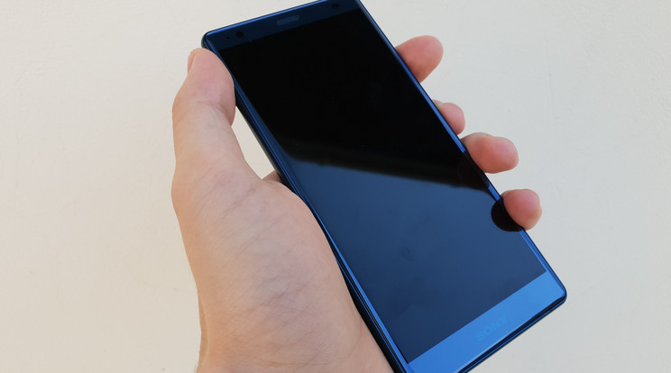 Így néz ki a Sony Xperia XZ2 kék színben /Fotó: Virág Dániel