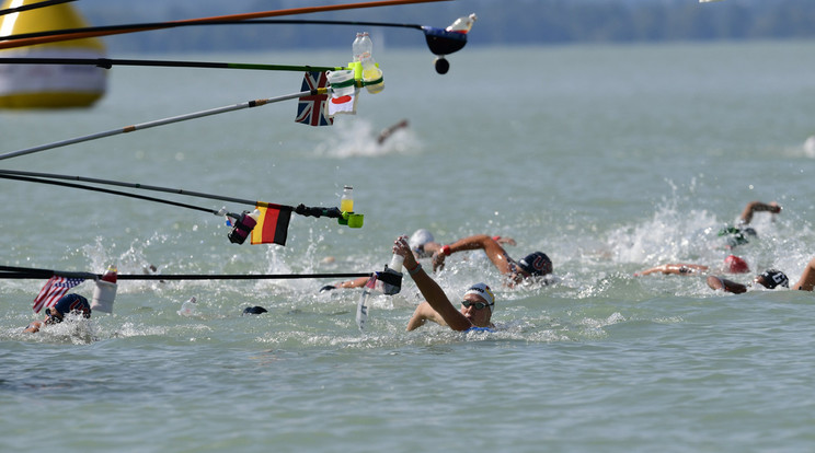Az edzők és segítők
a verseny közben így adják
át a vizet és a hűsítőket /Fotó: MTI -Szigetváry Zsolt