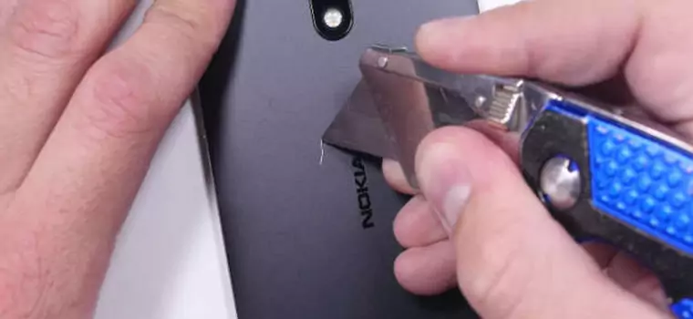 Nokia 6 na torturach. Telefon równie wytrzymały co kultowa 3310 (wideo)