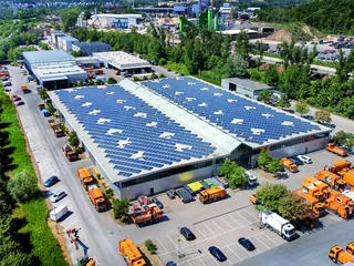 Panele fotowoltaiczne na dachach dużych hal magazynowych i fabryk stają się europejskim standardem.