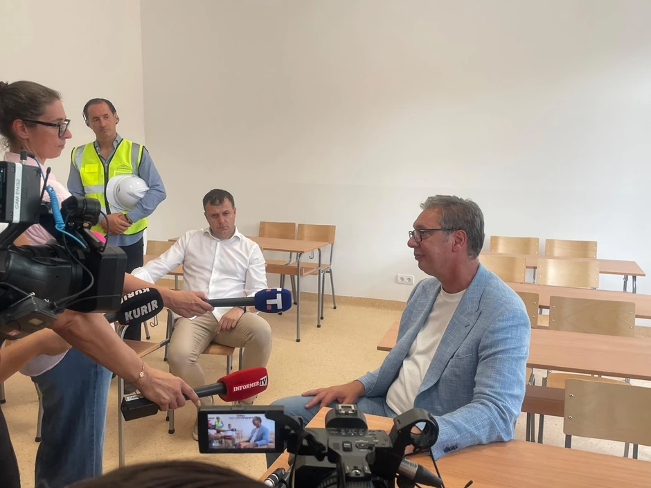Vučić obišao radove na rekonstrukciji OŠ u Donjoj Borini