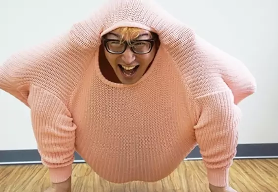 Poznajcie Człowieka Indyka i jego magiczny różowy sweter. Takie rzeczy tylko w Japonii