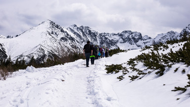 Szlaki w Tatrach oblodzone.  Trudne warunki turystyczne