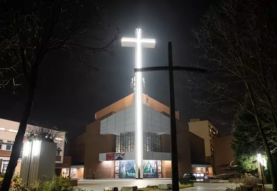 Parafia odpaliła gigantyczny podświetlany krzyż. Świeci ludziom w okna