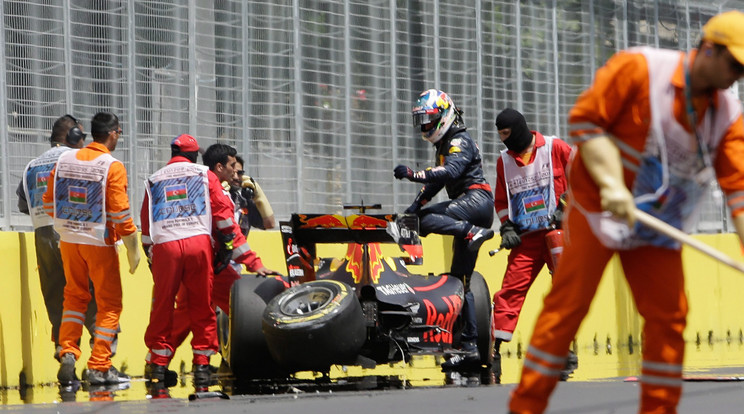 Daniel Ricciardo szerelőinek sokat kellett dolgozniuk, hogy összerakják a kocsit /Fotó: MTI