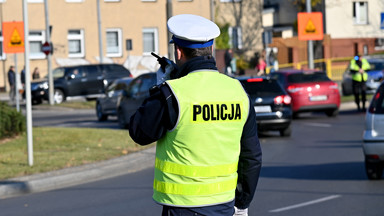 Policjanci kontrolują kierowców w ramach akcji "Znicz". Sprawdzają też maseczki