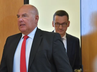 Minister finansów Tadeusz Kościński, a za nim premier Mateusz Morawiecki