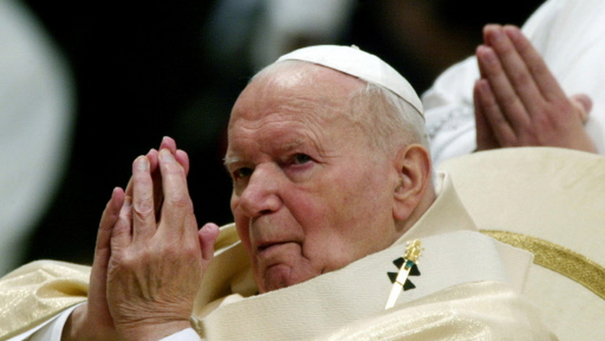 W przypadający w czwartek dzień imienin Karola na grobie Jana Pawła II w Grotach Watykańskich pojawiły się kwiaty, a przed płytą nagrobną - znicz.