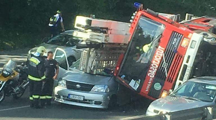 A több tíz tonnás monstrum ráborult az úton haladó autóra / Fotó: Blikk