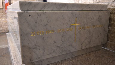 Nowy sarkofag Kaczyńskich już w krypcie na Wawelu