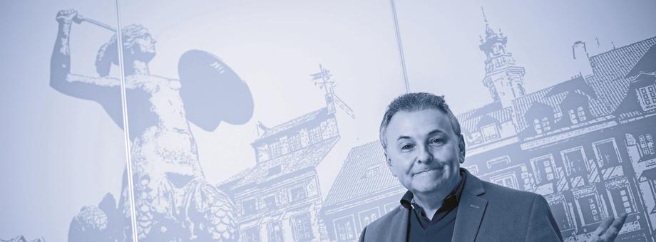 Prof. Witold Orłowski. Ekonomista, badacz, doradca, pisarz: autor kilkunastu książek i kilkuset publikacji naukowych, były rektor Akademii Finansów i Biznesu Vistula, związany także ze Szkołą Biznesu Politechniki Warszawskiej i – jako główny doradca ekonomiczny – z PwC. Doradzał też premierowi i prezydentowi RP oraz Komisji Europejskiej. Studiował na Uniwersytecie Łódzkim i Harvardzie. Tytuł profesora zwyczajnego nauk ekonomicznych otrzymał w 2007 r.